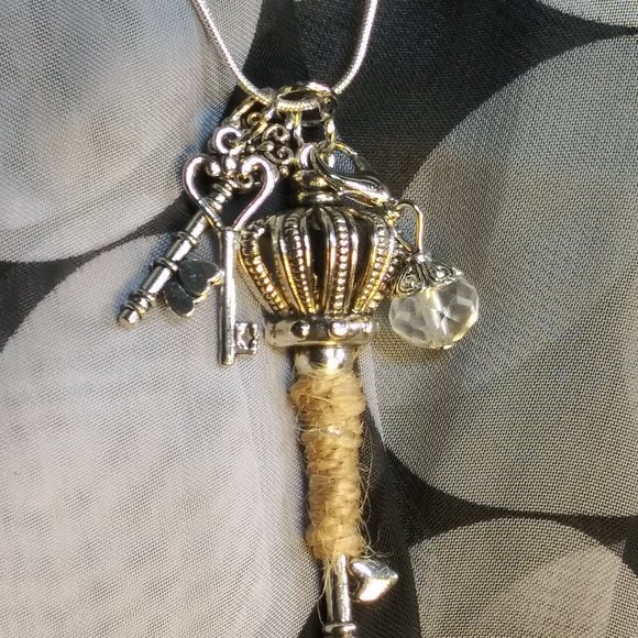 336 jeaniemade Crown Key Necklace - Picture 2 of 2